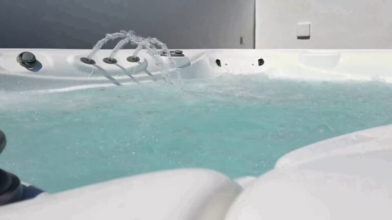 Experiencia de celebración en jacuzzi privado con música y burbujas