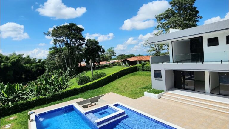 Innovaci&oacute;n en el dise&ntilde;o de espacios de entretenimiento con jacuzzi en el jard&iacute;n