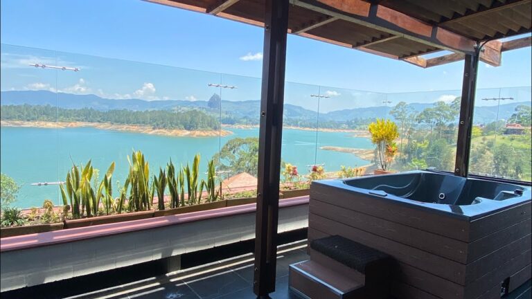Tranquilidad al atardecer: jacuzzi en el balcón