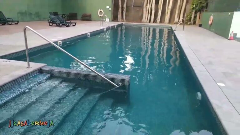 Relajaci&oacute;n en Jacuzzi: Disfruta de Aguas Termales en la Terraza